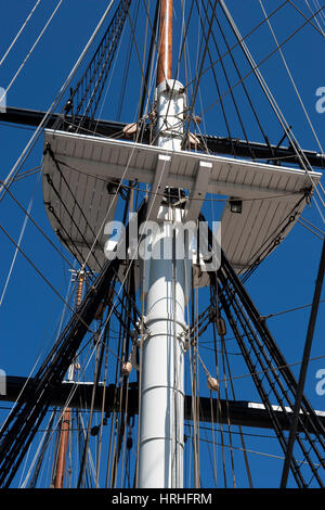 Mât de la frégate USS Constellation nous navire naval dans le port de Baltimore, Maryland, USA Banque D'Images