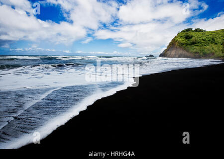 Plage de sable noir, Pololu Kohala Nord, Big Island, Hawaii Banque D'Images