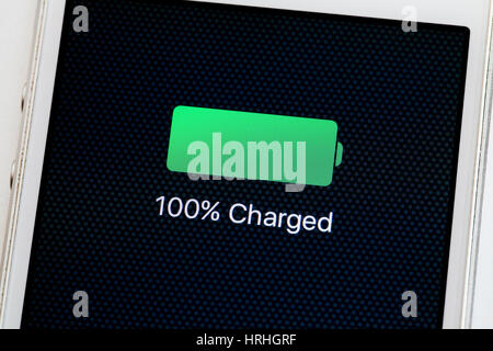 100 % message de charge de la batterie sur l'iPhone l'écran (icône) complet chargé -USA Banque D'Images