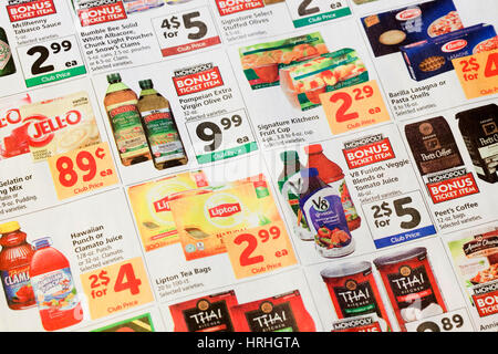 Épicerie mailer / coupons dans du papier journal - USA Banque D'Images