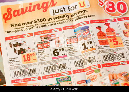 Épicerie mailer / coupons dans du papier journal - USA Banque D'Images