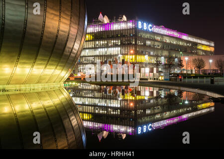 BBC Scotland siège, reflétée dans l'eau entourant Glasgow IMAX, Pacific Quay, Glasgow, Ecosse Banque D'Images