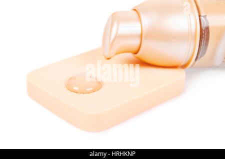 Fondation liquide cosmétique drop de la bouteille avec éponge sur fond blanc. Banque D'Images