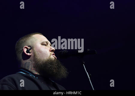 Chanteur auteur-compositeur International Rag N Bone Man sur scène à la Swindon Oasis lieu le 6 novembre 2016 à Swindon, en Angleterre. Banque D'Images