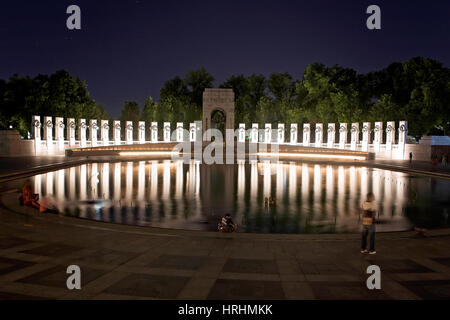 Les touristes à la Seconde Guerre mondiale Mémorial sur le National Mall à Washington, D.C. sur une nuit en juin 2014. Banque D'Images