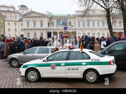 VILNIUS, LITUANIE - février 16, 2017 : pour la célébration de l'indépendance de la Lituanie, de la voiture de police garde l'extérieur de la sécurité Presidentia Banque D'Images