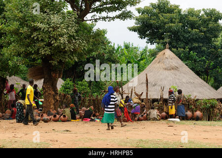 JINKA, ÉTHIOPIE - 25 juillet : peuple éthiopien locales étant un commerçant du marché dans l'Jinka ville dans la vallée de l'Omo en Ethiopie, Jinka en Juillet 25, 2013 Banque D'Images