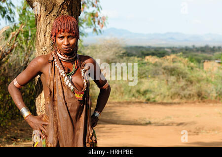 TURMI, vallée de l'OMO, ETHIOPIE - 29 juillet : Portrait de la femme du peuple Hamer se reposant sous l'arbre en transit pour le marché local dans Turmi, Om Banque D'Images