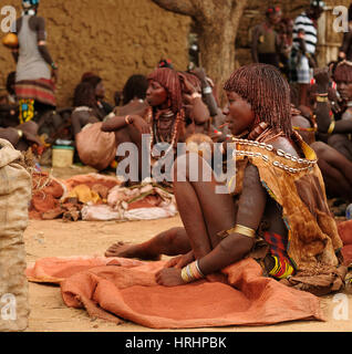 TURMI, vallée de l'OMO, ETHIOPIE - 29 juillet : Portrait de la femme du peuple Hamer sur le marché local à Turmi, vallée de l'Omo en Juillet 29, 2013 Banque D'Images