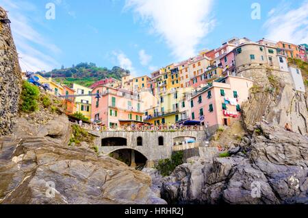 Manarola Riomaggiore, ville, province de La Spezia, Ligurie, Italie du nord. Vue sur les maisons colorées sur les collines environnantes, la mer, d'un balcon et de w Banque D'Images