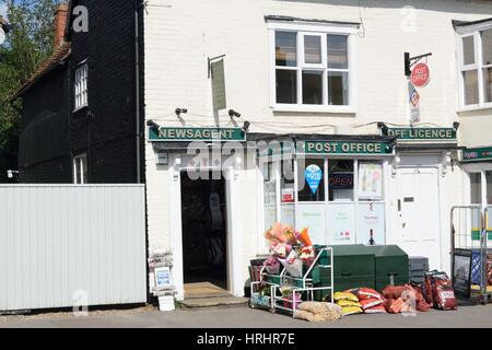 KELVEDON ESSEX UK 14 avril 2016 : Village Traditionnel shop y compris Bureau de poste Banque D'Images