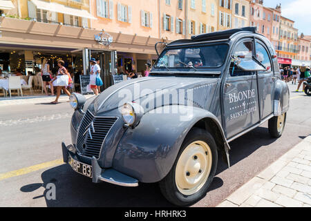 Vieille 2 CV Citroën, Quai Jean Jaurès, Saint Tropez, Var, Cote d'Azur, Provence, France Banque D'Images