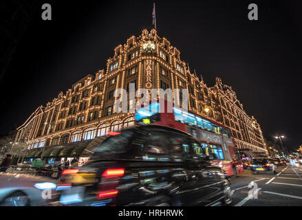 Un taxi de Londres et un bus de Londres passé Harrods, Londres, Angleterre, Royaume-Uni Banque D'Images