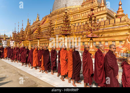 Les moines de la Pagode Shwezigon, Bagan (Pagan), le Myanmar (Birmanie), l'Asie Banque D'Images
