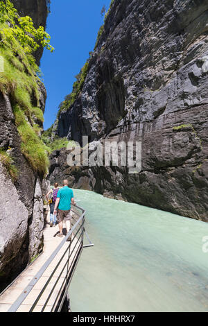 Les randonneurs sur les allées admirer le ruisseau à travers les gorges de calcaire, Gorges de l'Aar, Oberland Bernois, Canton d'Uri, Suisse Banque D'Images