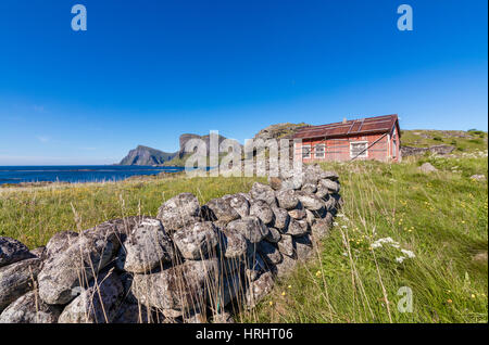 Maison de pêcheurs appelée rorbu entouré par la mer, l'île de Vaeroy Sorland, comté de Nordland, archipel des Lofoten, Norvège, Banque D'Images