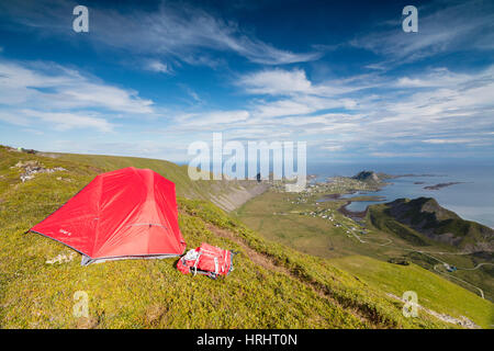 Tente sur crête de montagne et vue sur les pâturages et la mer, l'île de Vaeroy Sorland, comté de Nordland, archipel des Lofoten, Norvège, Banque D'Images