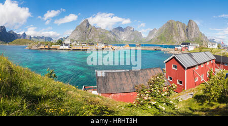 Panorama de la mer turquoise et typique village de pêcheurs entouré de pics rocheux, Sakrisoy, Reine, îles Lofoten, Norvège Banque D'Images