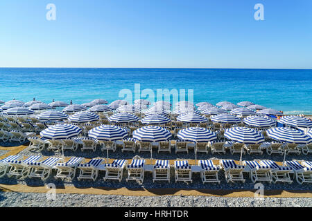 Des parasols de plage bleu et blanc, Nice, Alpes-Maritimes, Provence-Alpes-Cote d'Azur, Provence, Côte d'Azur, France, Méditerranée Banque D'Images