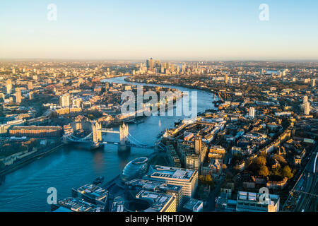 Compte tenu de la haute ville de Londres sur la Tamise de Tower Bridge à Canary Wharf, Londres, Angleterre, Royaume-Uni Banque D'Images