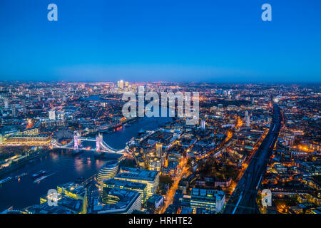 High view of London Skyline at Dusk le long de la Tamise, le Tower Bridge à Canary Wharf, Londres, Angleterre, Royaume-Uni Banque D'Images