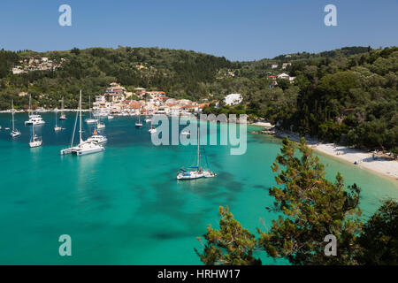 Yachts ancrés dans la baie, Lakka, Paxos, îles Ioniennes, îles grecques, Grèce Banque D'Images