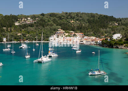 Yachts ancrés dans la baie, Lakka, Paxos, îles Ioniennes, îles grecques, Grèce Banque D'Images