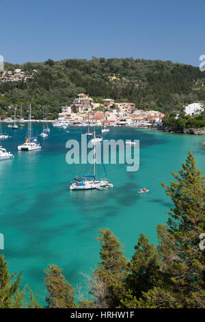 Yachts ancrés dans la baie, Lakka, Paxos, îles Ioniennes, îles grecques, Grèce Banque D'Images