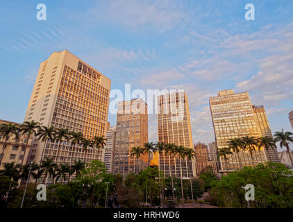 Vue sur le parc et les bâtiments en Anhangabau centre ville., ville de São Paulo, État de São Paulo, Brésil Banque D'Images