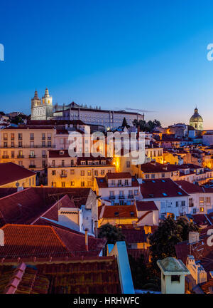 Miradouro das Portas do Sol, crépuscule vue sur l'Alfama voisinage vers le monastère de São Vicente de Fora, Lisbonne, Portugal Banque D'Images