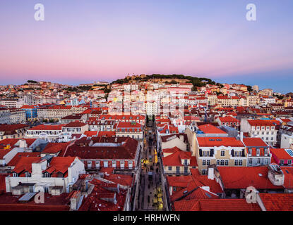 Miradouro de Santa Justa, vue sur le centre-ville et de la rue Santa Justa vers la colline du château au coucher du soleil, Lisbonne, Portugal Banque D'Images