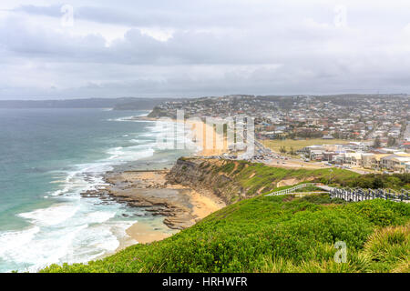 En regardant vers le sud le long du littoral de Newcastle, 2e ville en Nouvelle Galles du sud avec plage de bar et merewether beach, Australie Banque D'Images