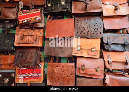 Les éléments de décoration sur le souk (marché) dans la vieille ville, Medina au Maroc Banque D'Images