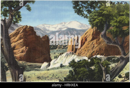 4610 (alt. 14 110 ft.) et l'entrée au Jardin des Dieux, encadré par le vieux cèdres, Région de Pikes Peak, dans le Colorado. Banque D'Images