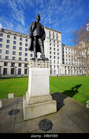 Statue commémorative de Lord Trenchard dans les Victoria Embankment Gardens en face du bâtiment du siège du ministère de la Défense, Westminster, Londres, Royaume-Uni Banque D'Images