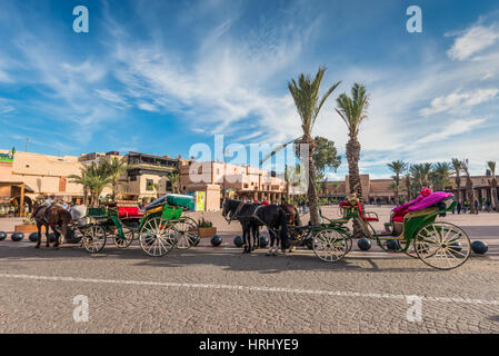 Marrakech, Maroc - 8 décembre 2016 : calèches attendent les touristes à Marrakech, Maroc, Afrique. Banque D'Images