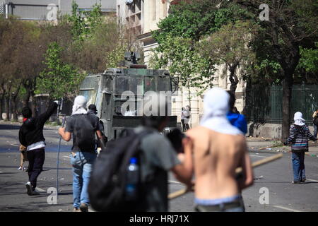 Canon à eau de la police chilienne disperser des manifestants,pendant une grève d'étudiants dans le centre-ville de Santiago, au Chili. Banque D'Images