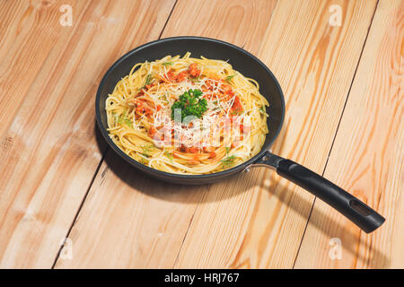 Délicieux spaghetti à la sauce tomate et de la viande dans le moule sur une table en bois. Banque D'Images