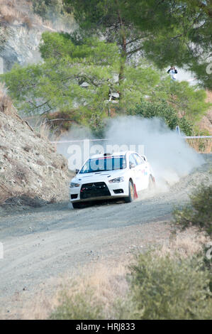 LIMASSOL, Chypre - 7 novembre : Le pilote Gregoris Aspris (cy) et co-pilote Neophytos Neophytou (cy) conduite Mitsubishi Evo X Lander Au cours de Rally Chypre Banque D'Images