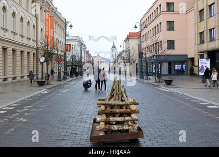 VILNIUS, LITUANIE - février 16, 2017 : pour la célébration de l'indépendance de la Lituanie, Gediminas Avenue préparé le bois pour le feu de près Banque D'Images