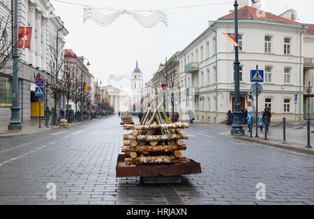 VILNIUS, LITUANIE - février 16, 2017 : pour la célébration de l'indépendance de la Lituanie, Gediminas Avenue préparé le bois pour le feu de près Banque D'Images