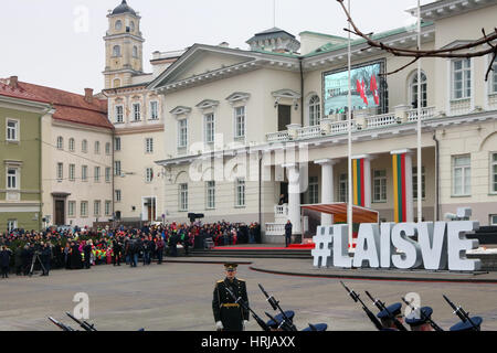 VILNIUS, LITUANIE - février 16, 2017 : pour la célébration de l'indépendance de la Lituanie, sur la place devant le Palais du président de la bordée u Banque D'Images