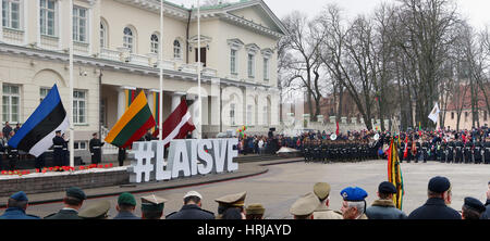 VILNIUS, LITUANIE - février 16, 2017 : pour la célébration de l'indépendance de la Lituanie, sur la place devant le Palais du président de la bordée u Banque D'Images