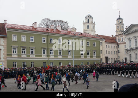 VILNIUS, LITUANIE - 16 février 2017 : c'est une célébration de l'indépendance de la Lituanie. Sur la place devant le Palais du président d'enfants Banque D'Images