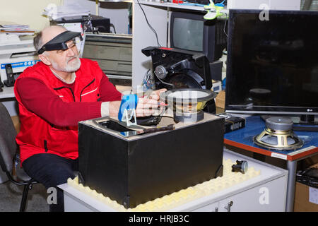 VILNIUS, LITUANIE - Février 01, 2017 : La réparation de systèmes de haut-parleurs et amplificateurs au plus grand centre de service Emtoservis lituanienne. M technique Banque D'Images