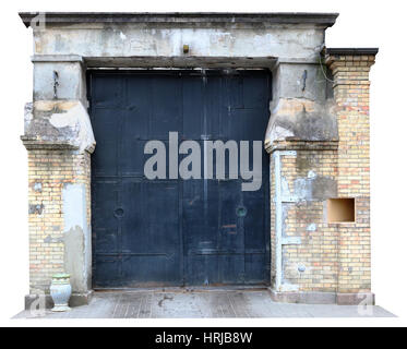 Prison Vintage âgés de porte de fer dans le mur de brique jaune en ruine. Fragment isolé Banque D'Images