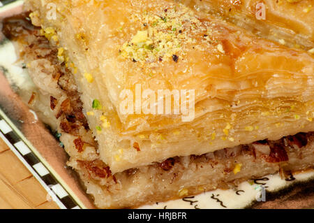 Les baklavas, doux traditionnel grec avec du miel d'érable. Close Up Banque D'Images