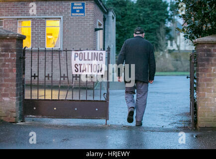 L'un des premiers à l'électeur de scrutin au sud de Belfast a commencé dans le vote des élections à l'Assemblée de l'Irlande du Nord. Banque D'Images