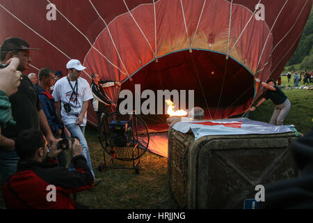 Campul cetatii, Mures, Roumanie, 27 septembre 2009 : les gens participent au festival de montgolfières dans campul cetatii, Roumanie. Banque D'Images