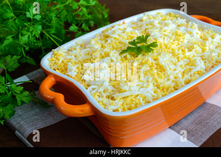 Salade légère du ressort avec des légumes, oeufs et les sardines à l'huile. Plat traditionnel slave de 'Mimosa'. Banque D'Images